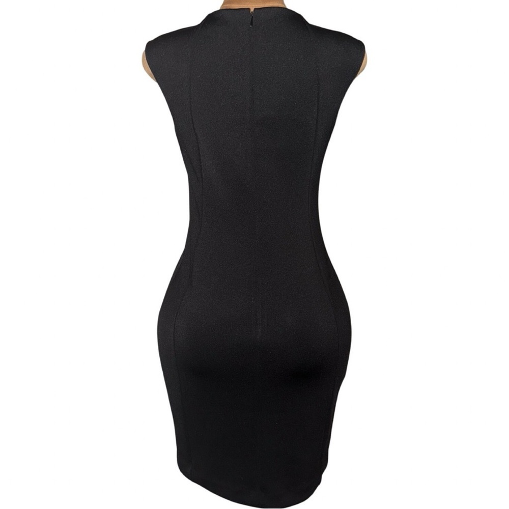 ๐ SOLD ๐ CALVIN KLEIN
Pre-loved Black Dress with Chain Accent๐
Size: 8 - Picture 4 of 10